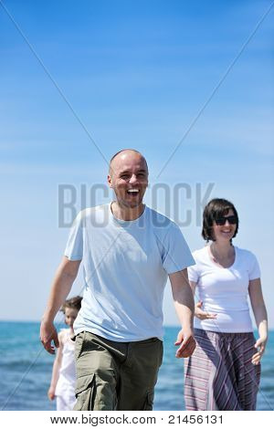 Szczęśliwa młoda para miłej zabawy i romantyczne chwile na plaży w sezonie letnim i reprezentujących happynes