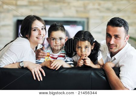 felice giovane famiglia relax e divertimento a indooor casa moderna