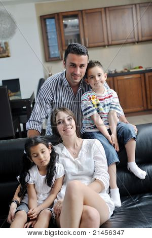 felice giovane famiglia relax e divertimento a indooor casa moderna