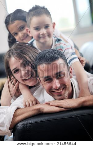 felice giovane famiglia relax e divertimento a indooor casa moderna