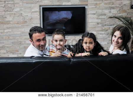 felice giovane famiglia relax e divertimento a indooor casa moderna