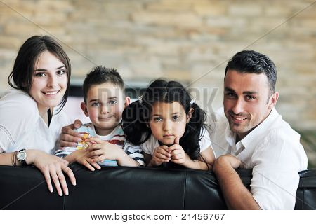 felice giovane famiglia relax e divertimento a indooor casa moderna