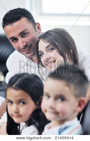 felice giovane famiglia relax e divertimento a indooor casa moderna