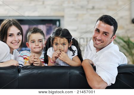 felice giovane famiglia relax e divertimento a indooor casa moderna