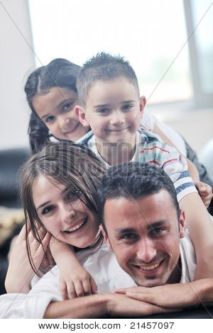 felice giovane famiglia relax e divertimento a indooor casa moderna