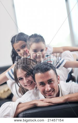 felice giovane famiglia relax e divertimento a indooor casa moderna