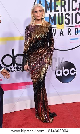LOS ANGELES - NOV 19:  Ashlee Simpson arrives for the 2017 American Music Awards on November 19, 2017 in Los Angeles, CA                
