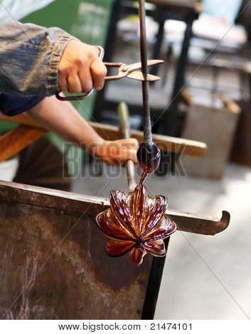 Sklářských tvořící část dekorativního skla. (Murano, Itálie)