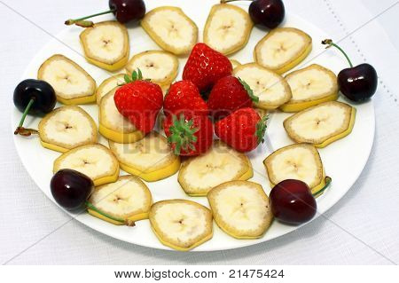 Fragole, ciliegie e banane