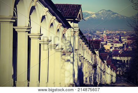 Long Row Af Arched Arcades And City Of Vicenza In Background