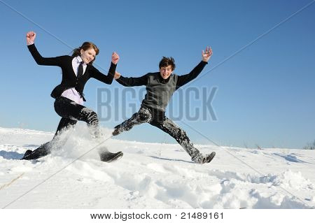 两个少年跳上雪场