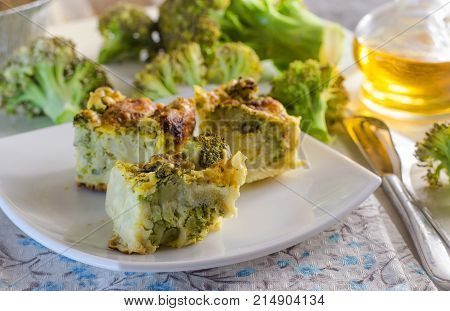 Vegetarian dietary fudge from broccoli, slices it on a plate