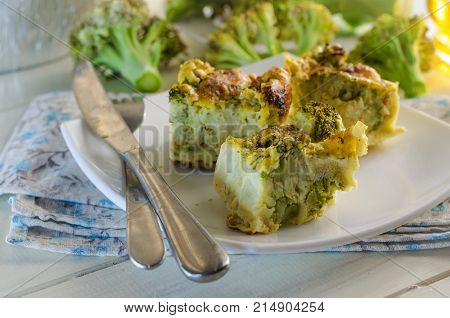 Vegetarian dietary fudge from broccoli, slices it on a plate