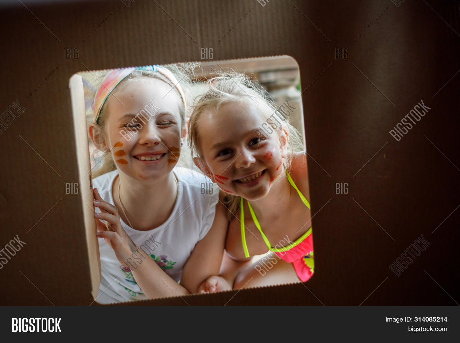 смотрит сестре под