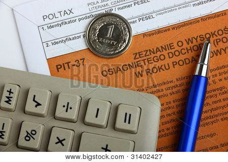 Formularz podatkowy z kalkulatora, pieniądze i pióra