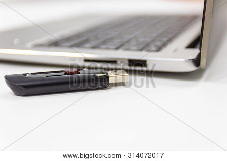 Flash Drive With Laptop Computer For Conncet To Usb Port Plug-in Laptop For Transfer And Backup Busi