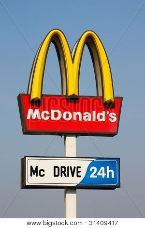 Kiev, Ukraine - 18. marts: Mcdonalds Logo på blå himmel baggrunden på marts 18, 2012 i Kiev, Ukraine.