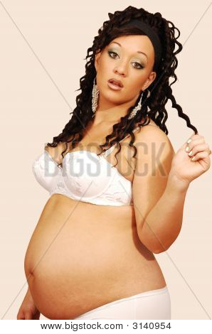 Gravid kvinde Shooing hendes mave.