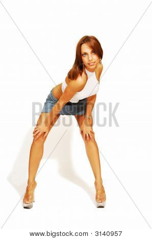 Stående kvinde i Jeans nederdel.
