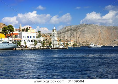 Řecko. Dodecanesse. Ostrov Symi (Simi). Barevné domy na skalách.