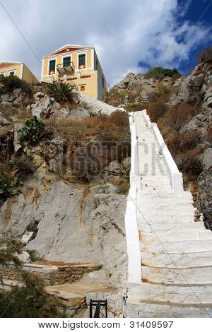 Řecko. Dodecanesse. Ostrov Symi (Simi). Barevné domy na skalách.