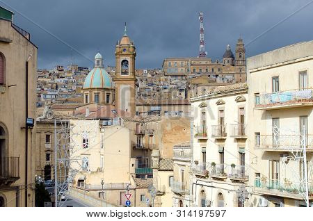 Caltagirone, Sicily, Italy. 3rd January 2019. Snowclouds Build Over The Towers Of Caltagirone. The T