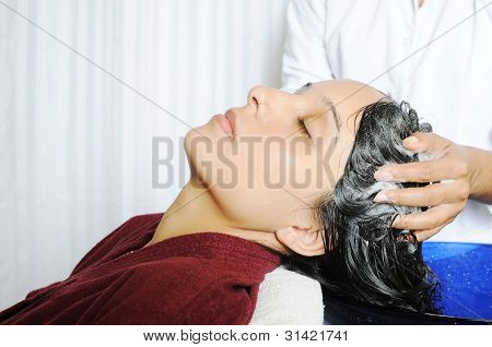 Kobiet stosujących hair spa w profesjonalny salon fryzjerski.