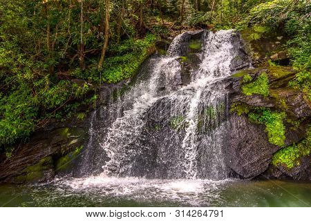 Beautiful Landscape Scenes At Lake Jocassee South Carolina