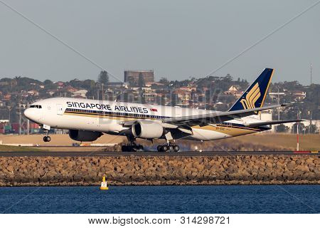Sydney, Australia - October 9, 2013: Singapore Airlines Boeing 777 Aircraft Landing At Sydney Airpor
