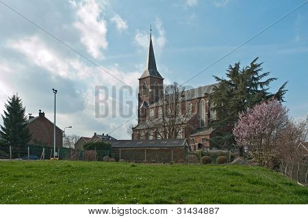 Kirche unter blauem Himmel im FrÃ¼hjahr
