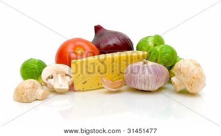 Fromage, champignons et légumes sur un fond blanc