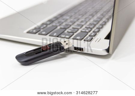 Flash Drive With Laptop Computer For Conncet To Usb Port Plug-in Laptop For Transfer And Backup Busi