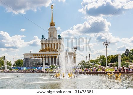 Moscow, Russia - July 22, 2019: Pavilion Ussr Against Working Fountain Friendship Of Peoples In Vdnh