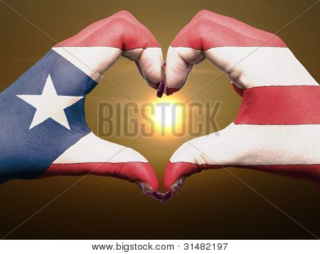 Srdce a láska gesto rukou barevné v Puerto Rico vlajky během krásné svítání pro cestovní ruch
