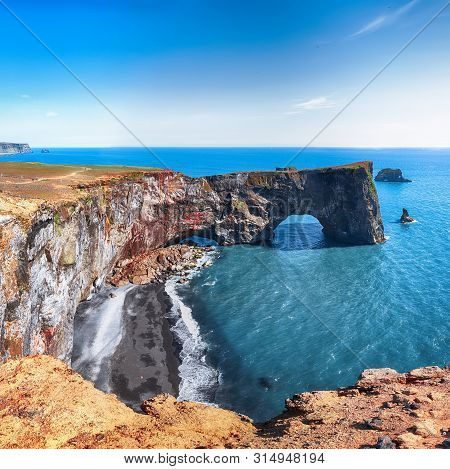Gorgeous Landscape With Unique Basalt Arch On Dyrholaey Nature Reserve On Atlantic South Coast.
Loca