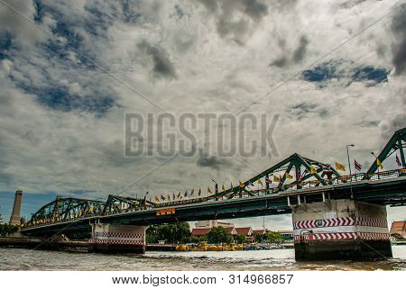 Phra Phuttha Yodfa Bridge (memorial Bridge) Is A Bridge Over The Chao Phraya River Connecting The Di