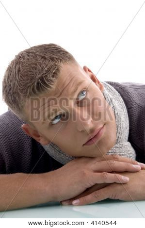 gut aussehend männlich schauend beiseite legen
