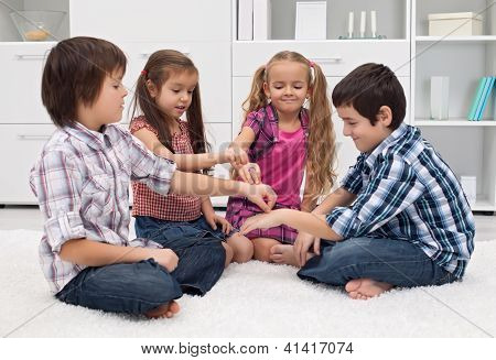Děti si hrají s prsty