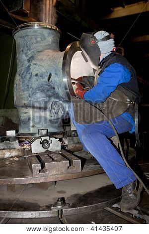 Svářečka pracovník je svařování velký tělese