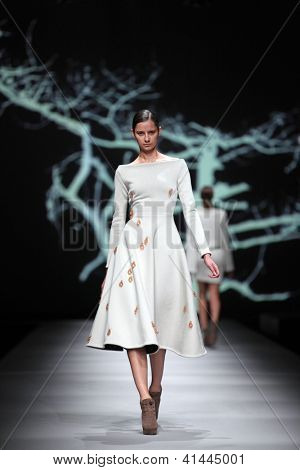 ซาเกร็บ โครเอเชีย - 18 ตุลาคม: แบบแฟชั่นเสื้อผ้าเสื้อผ้าทำ โดย Sonja Lamut 'Croaporter' fashio