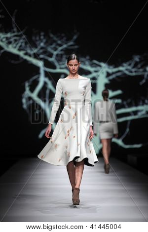 ซาเกร็บ โครเอเชีย - 18 ตุลาคม: แบบแฟชั่นเสื้อผ้าเสื้อผ้าทำ โดย Sonja Lamut 'Croaporter' fashio