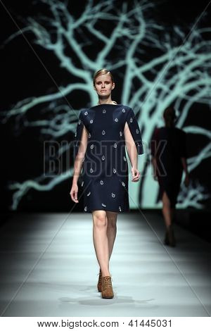 Záhřeb, Chorvatsko - 18. října: Modelka nosí oblečení od Sonja Lamut na 'Croaporter' fashio