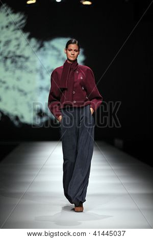 ซาเกร็บ โครเอเชีย - 18 ตุลาคม: แบบแฟชั่นเสื้อผ้าเสื้อผ้าทำ โดย Sonja Lamut 'Croaporter' fashio
