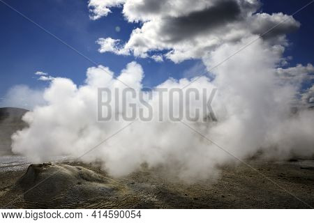 Hveravellir / Iceland - August 25, 2017: Fumarole And Sulfur Area At Hveravellir Near The Kjolur Hig