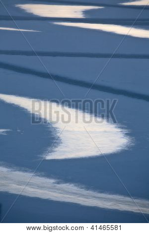 Sonne-Schatten auf kanadischen See gefroren