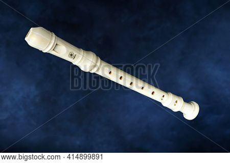 White Yamaha Yrs-24b Plastic Soprano Recorder With Baroque Fingering