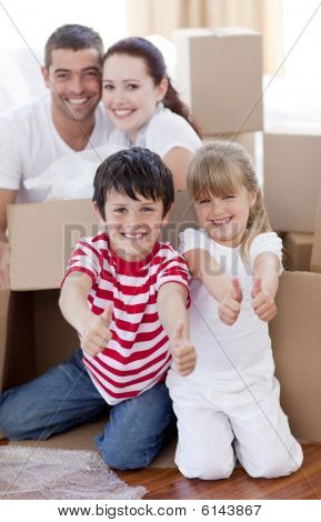 Familie flytte hus med bokse og Thumbs Up