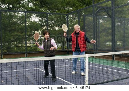 Mand og kvinde spille Paddletennis Platform
