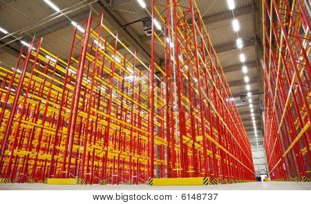 ว่างชั้นเก็บสินค้าในคลังสินค้า