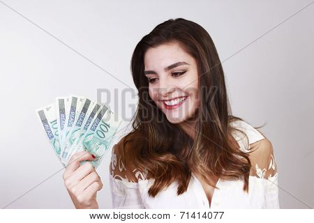 brunette woman with money brazilian